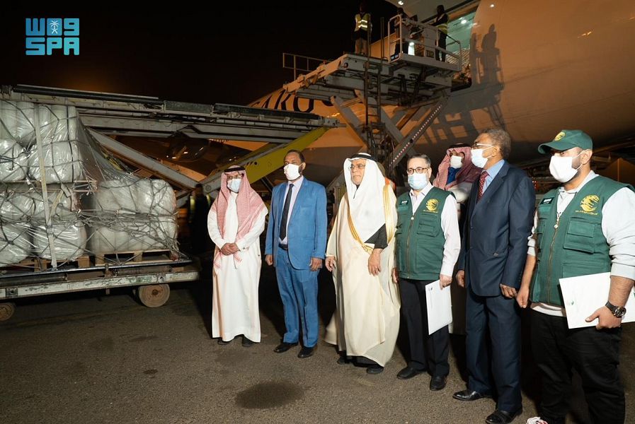 SPAregions's tweet photo. مركز الملك سلمان للإغاثة يسلّم 46 طنًا من المساعدات الصحية والبيئية للسودان.
https://t.co/lu4SAHtxPt
#واس_عام https://t.co/EhMXPlbfkq