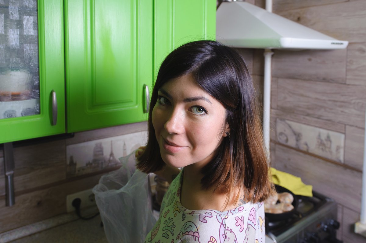 Una mujer llega al punto del paquete de galletas en el que ya es mejor comérselo todo que guardarlo: buff.ly/3H7fNWN