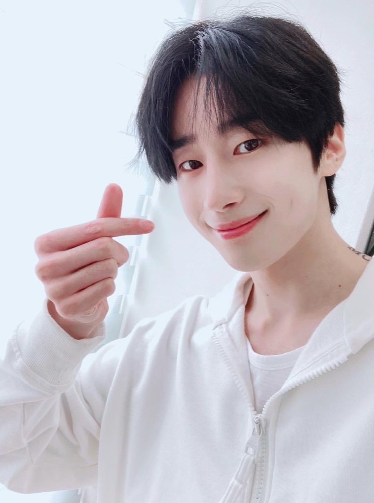 HIPSEUNGWOO1224's tweet photo. 🎂1224 HBD WOOYA🎂

모사행날(모든 사람들이 행복한 날)을
맞이하여 눈사람 케이크를 드립니다🎁
RT만 하고 가세요🙏🏻
(당발 : 일요일 낮 스누시)

우야 생일 축하해🥳

#한승우 #알티이벤트 #RT이벤트

#모든사람이_행복한_승우날_축하해
#EVEBOY_WOOYA_DAY https://t.co/DczuNJ3vje