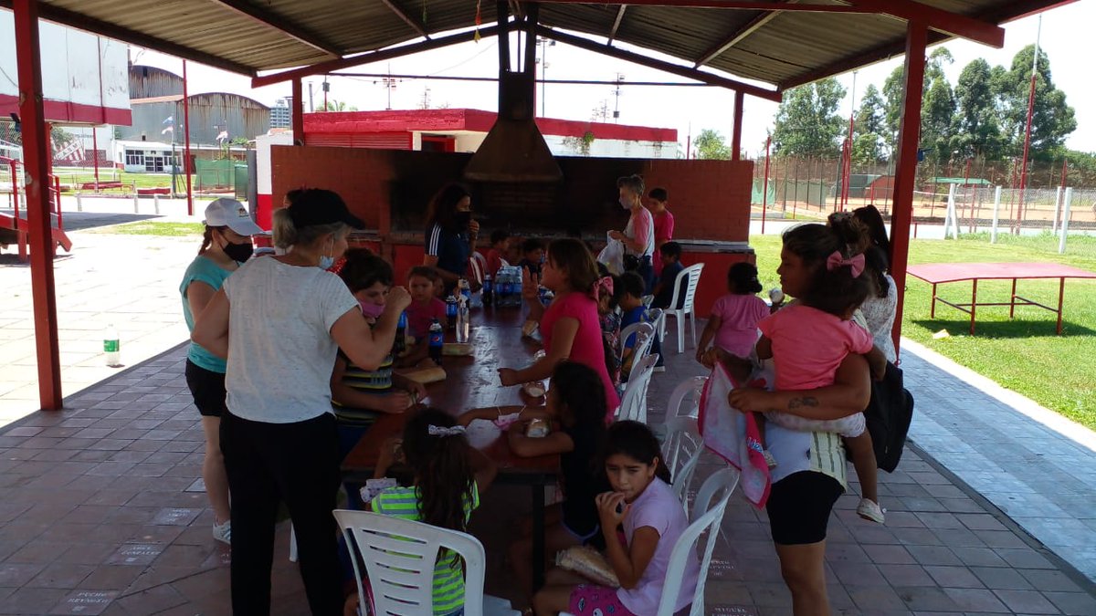 CASMOficial's tweet photo. 🔴⚪#Institucional

En una actividad conjunta del @DeptoSociosCASM y @dihecasm, miembros de la Fundación Elmina Paz- Gallo visitaron el Complejo Natalio Mirkin.

Compartieron una jornada recreativa y aprendieron sobre la historia grande del Único Campeón del Norte 🇦🇹 https://t.co/IaQ0427aov
