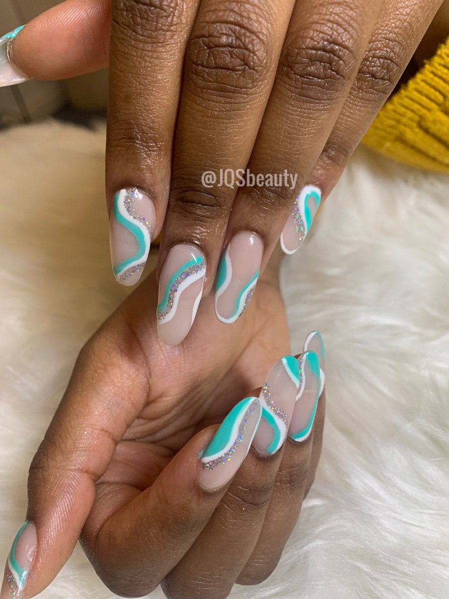 Festive nails with a hint of style 😍😍... yes please! 🙋🏾‍♀️ - bit.ly/3r7GAO1 #festivenails #nailtech #christmasnails