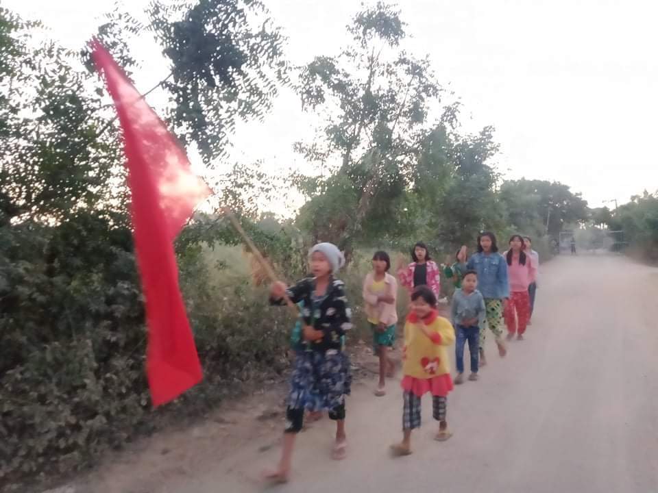 AMT95245400's tweet photo. Anti-coup revolutionary strike in Sagaing's Yinmabin, Pegon Vlg. 🪧  #Dec23Coup #WhatsHappeningInMyanmar #India_StopSupportingTerrorists https://t.co/K0rJgkf51N