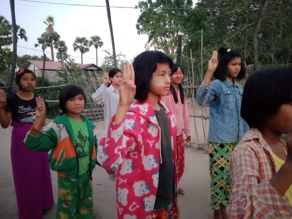 AMT95245400's tweet photo. Anti-coup revolutionary strike in Sagaing's Yinmabin, Pegon Vlg. 🪧  #Dec23Coup #WhatsHappeningInMyanmar #India_StopSupportingTerrorists https://t.co/K0rJgkf51N