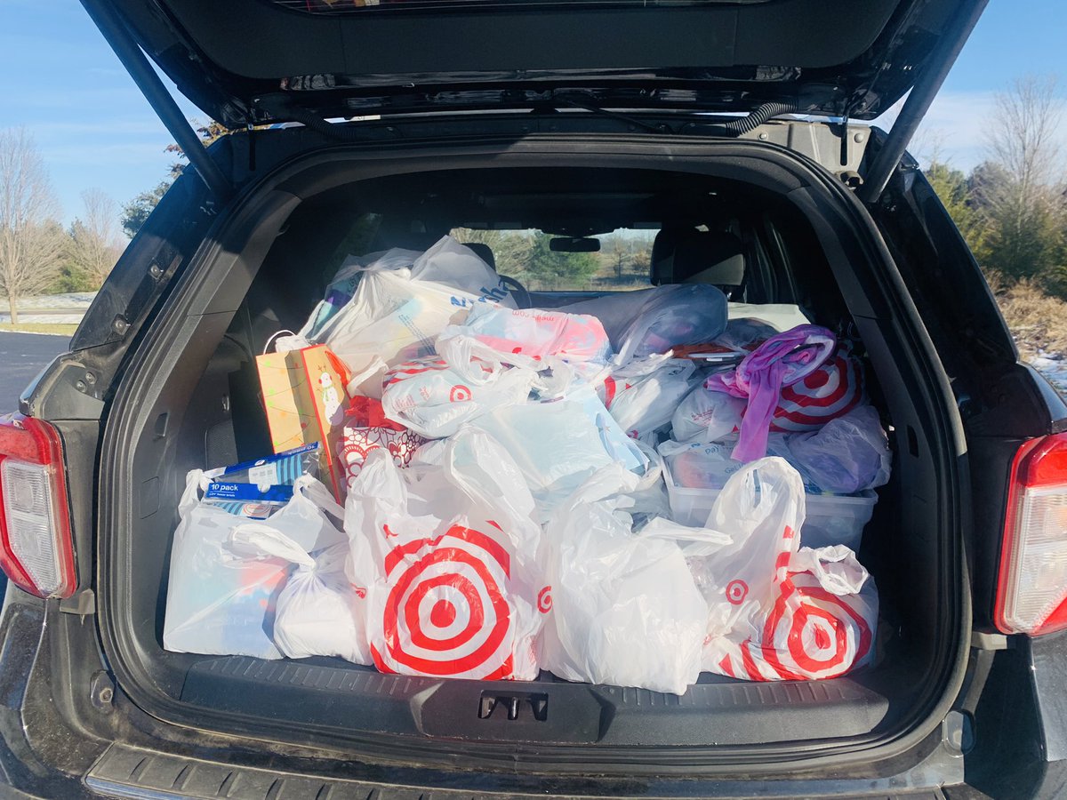TinaOrleyGL's tweet photo. Grateful for people’s generosity.  GLMS basketball team, Radiant Student’s and Girl’s basketball donated underwear and pjs to the Kalamazoo Gospel Mission! https://t.co/sk5AljpbxQ