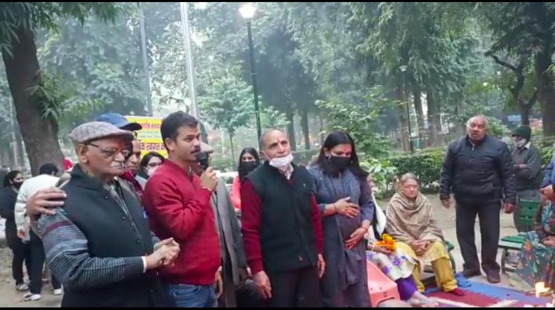 SHIV8967's tweet photo. नागिया पार्क में कुछ बुजुर्गों के जन्मदिन के उपलक्ष में हवन कार्यक्रम रखा गया,कार्यक्रम में पहुंचकर हवन किया,आशीर्वाद प्राप्त किया

मुख्यमंत्री तीर्थ यात्रा योजना के बारे में जानकारी दी कुछ वरिष्ठ नागरिक विधायक श्री @akhilesht84 जी के नेतृत्व में यात्रा कर चुके हैं वो बहुत खुश है https://t.co/ymVdgQtVzg