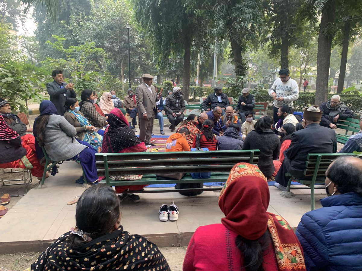 SHIV8967's tweet photo. नागिया पार्क में कुछ बुजुर्गों के जन्मदिन के उपलक्ष में हवन कार्यक्रम रखा गया,कार्यक्रम में पहुंचकर हवन किया,आशीर्वाद प्राप्त किया

मुख्यमंत्री तीर्थ यात्रा योजना के बारे में जानकारी दी कुछ वरिष्ठ नागरिक विधायक श्री @akhilesht84 जी के नेतृत्व में यात्रा कर चुके हैं वो बहुत खुश है https://t.co/ymVdgQtVzg
