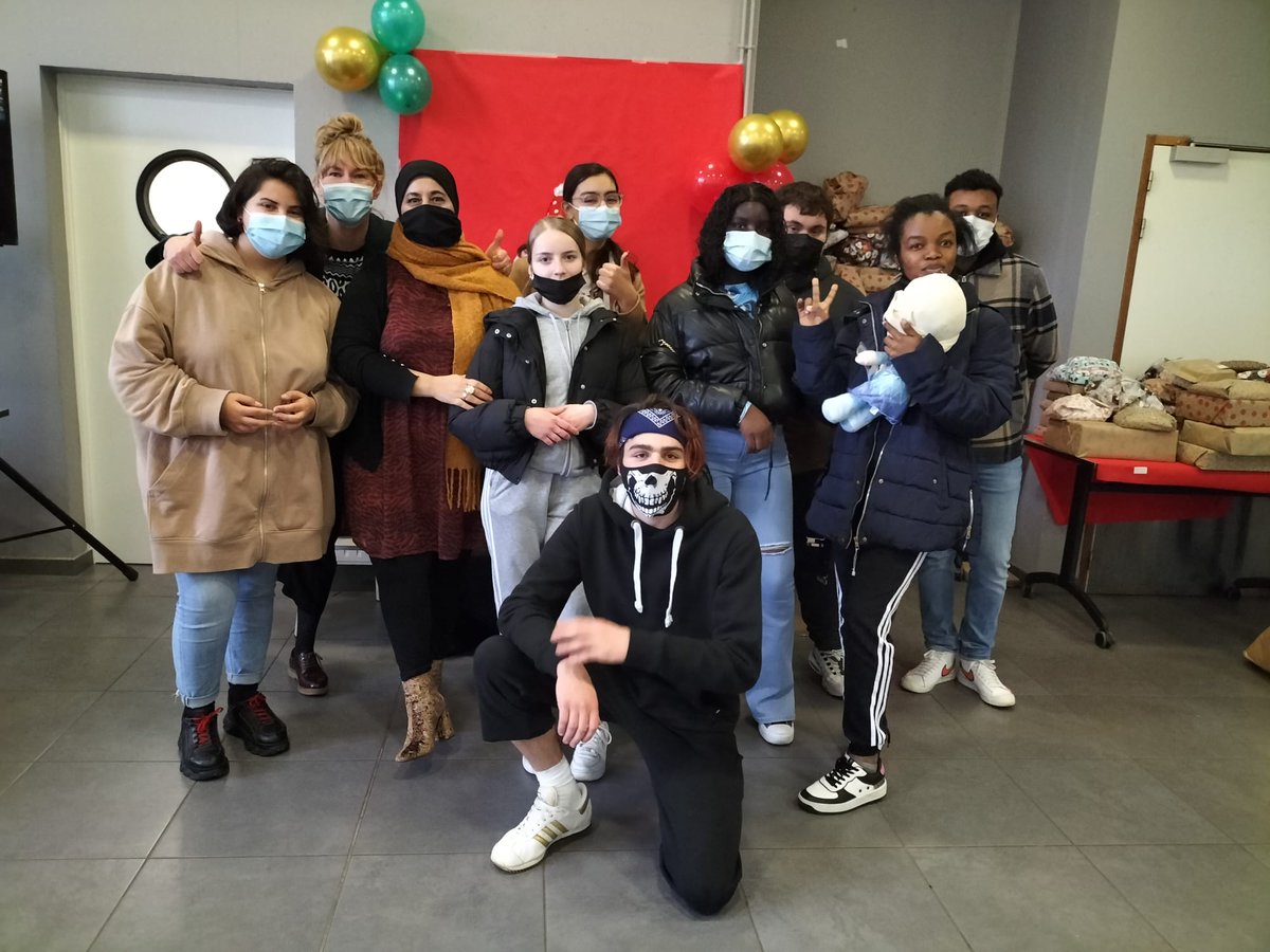ChristelleLader's tweet photo. Les stagiaires de l'@E2CNantes et le @reseau_tan présents depuis ce matin à la Mano pour préparer le fameux goûter de Noël de l'association @cassetaroutine ! Merci à @LouisaBattoy pour ce beau moment 🎅 https://t.co/EbpARN7HDV