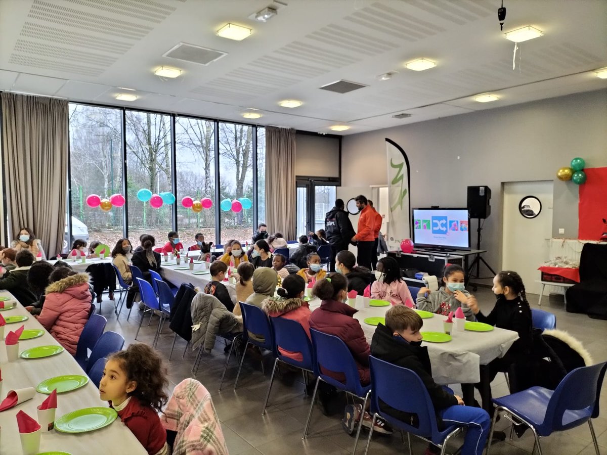 ChristelleLader's tweet photo. Les stagiaires de l'@E2CNantes et le @reseau_tan présents depuis ce matin à la Mano pour préparer le fameux goûter de Noël de l'association @cassetaroutine ! Merci à @LouisaBattoy pour ce beau moment 🎅 https://t.co/EbpARN7HDV