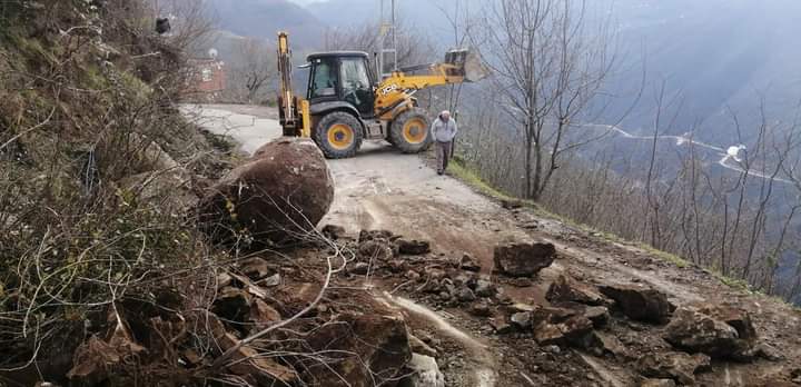 İlçemiz Gündoğdu Mahallesi'nde meydana gelen heyelan hasarı Belediyemiz tarafından temizlenip mahalle yolu tekrar vatandaşlarımızın kullanımına açılmıştır.