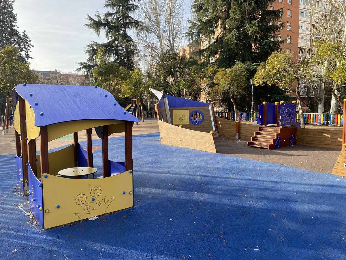 miguelcaavate's tweet photo. Como se notan los barrios… esta foto es un parque infantil en el distrito de Chamartin. En @JMDpvallecas y en @JMDvivallecas tenemos que conformarnos con socavones en los parques como en el de La Gavia
@VillaDVallecas #ricosypobres #vallecas #parquesdignos https://t.co/MVyP65t5Ds