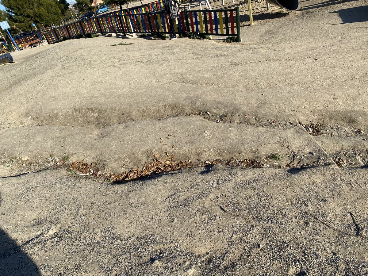 miguelcaavate's tweet photo. Como se notan los barrios… esta foto es un parque infantil en el distrito de Chamartin. En @JMDpvallecas y en @JMDvivallecas tenemos que conformarnos con socavones en los parques como en el de La Gavia
@VillaDVallecas #ricosypobres #vallecas #parquesdignos https://t.co/MVyP65t5Ds