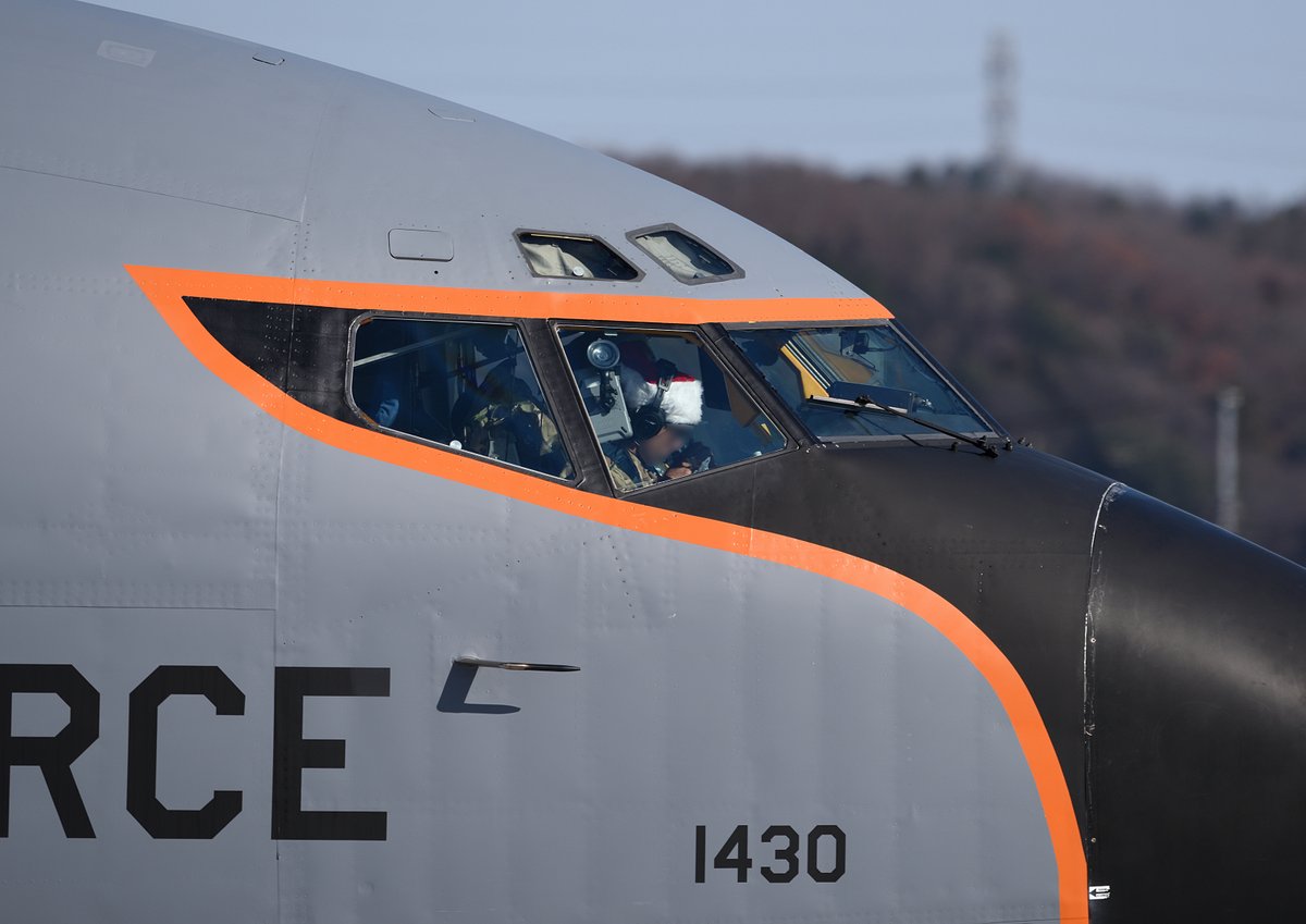 年内に撮れて一安心の将軍アート
↑してからクイックで南に飛んで行きました～
今後ZZ油屋のアートが100ARWみたいに増えるのを期待したいですね。
パイロットさん達はサンタ帽を着用しています～
2021/12/23/横田