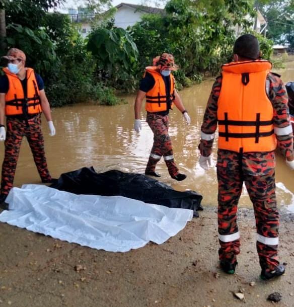 JatIkhwan's tweet photo. Berita sedih dari Mentakab. Dua beranak ditemui maut selepas dipercayai ditolak arus deras semasa menyeberangi padang bola pada Selasa haritu. Al Fatihah buat arwah Musa Ahmad (53) dan Aireel Zikree (10). https://t.co/HotKaF6RKu