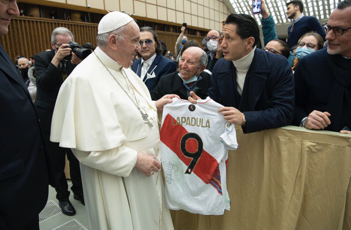 G_Lapadula's tweet photo. En este año del Bicentenario en Perù, donde en el Vaticano se realizó el Nacimiento peruano, tuve el inmenso placer de poder entregar personalmente al Papa una camiseta de nuestra selección🇵🇪. ¡Gracias de corazón, Santo Padre! ¡Fue una gran emoción verlo y darle la mano! https://t.co/HW4seL1y4M