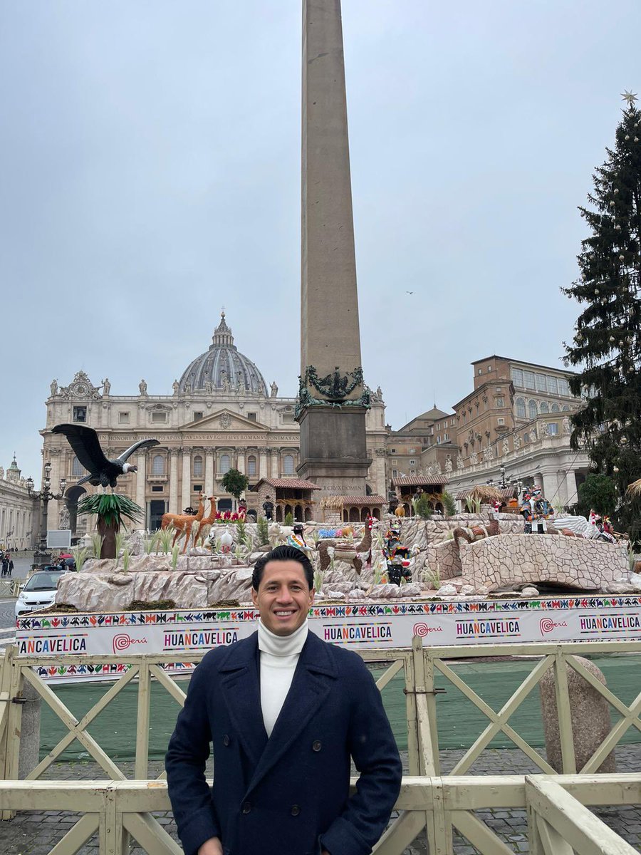 G_Lapadula's tweet photo. En este año del Bicentenario en Perù, donde en el Vaticano se realizó el Nacimiento peruano, tuve el inmenso placer de poder entregar personalmente al Papa una camiseta de nuestra selección🇵🇪. ¡Gracias de corazón, Santo Padre! ¡Fue una gran emoción verlo y darle la mano! https://t.co/HW4seL1y4M