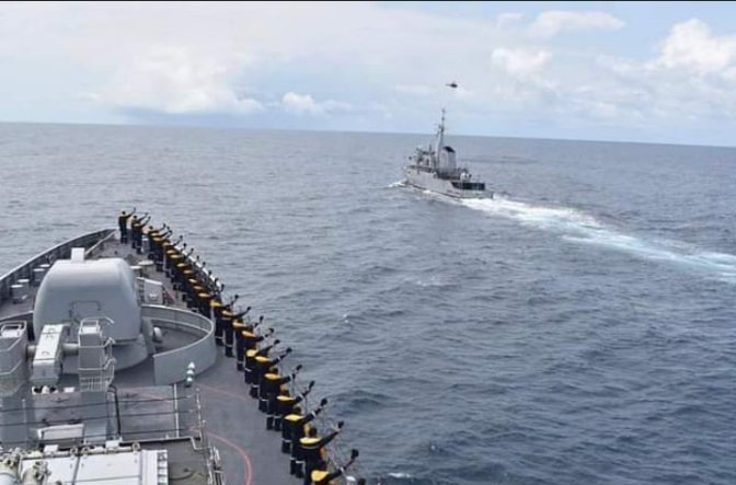 KeRepublic1's tweet photo. President Uhuru Kenyatta made sure Kenyas' territory ain't grabbed by #Somalia. The navy are currently at the disputed area waiting for any mistake from Zoomalia to encroach our territorial waters.#Weknowourborders #notaninchless https://t.co/IJp1hrsovM