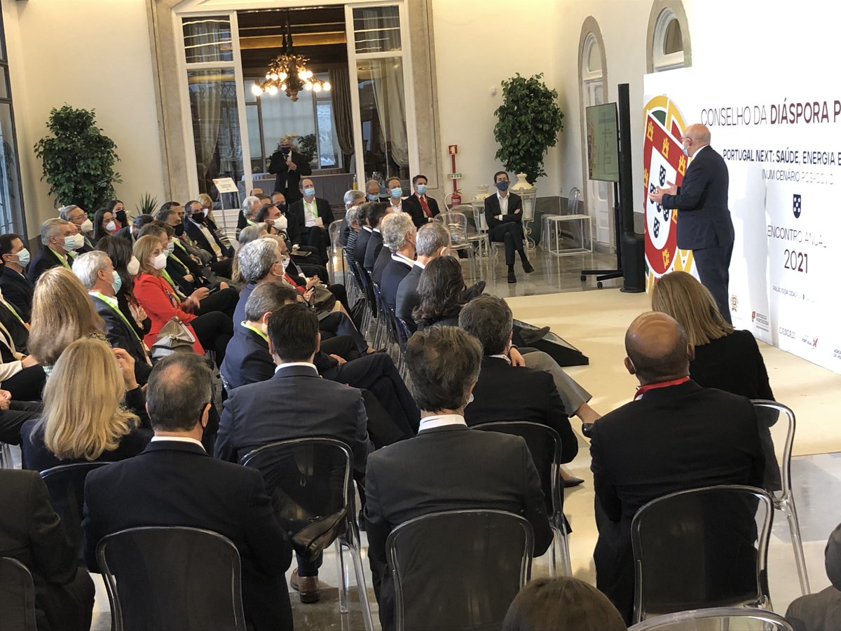 O Ministro do Estado e Negócios Estrangeiros, Augusto Santos Silva, abre a sessão, assumindo o papel de sociólogo. Realçou as características da emigração portuguesa, já desde o século XVI, e a sua importância para o desenvolvimento de Portugal. 
#Diaspora  #CDP #Cascais