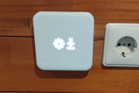 EndranNL's tweet photo. @tado since yesterday evening my #tado smart thermostat is stuck, any ideas on fixing this? It's freezing outside! https://t.co/4otOSpJr3S Thanks! https://t.co/MKoQfyyII2