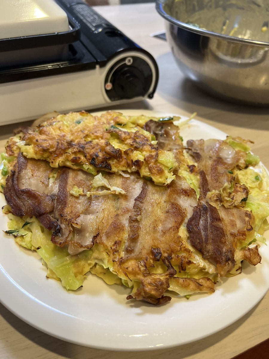 今日は僕が夜ご飯を作りたくて作る事に！しかし！ひっくり返すの失敗した！(笑)中々上手くいかないのは空きっ腹にハイボール3杯飲んだから！？