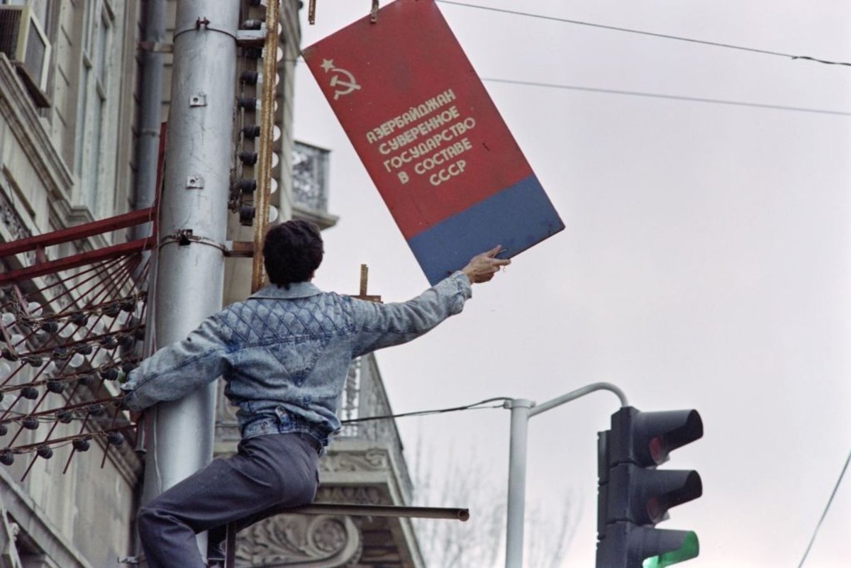A young Azeri pulling down a sign calling for an Azerbaijan state within the USSR, the day of a referendum to confirm the declaration of independence.  December 29, 1991. 
https://t.co/vtJjGgx0Ku https://t.co/veaM0M33Yi