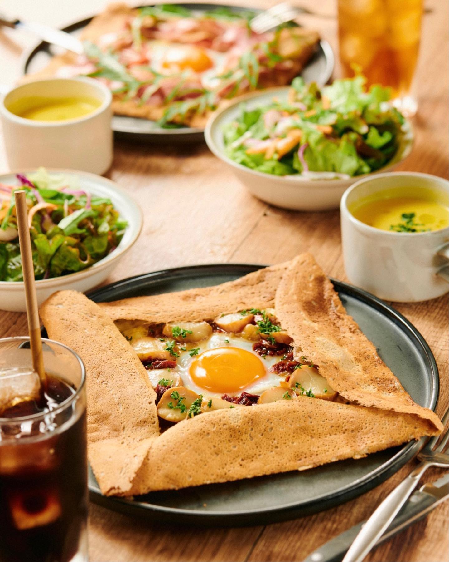 Hearth ハース スモークグリル ガレット 今日のランチはhearthで そば粉のガレットはいかがですか がっつりお肉のランチも もっちり生パスタランチも ヘルシーサラダランチもあるので いろんなシーンに合わせてお使いください ハース Hearth