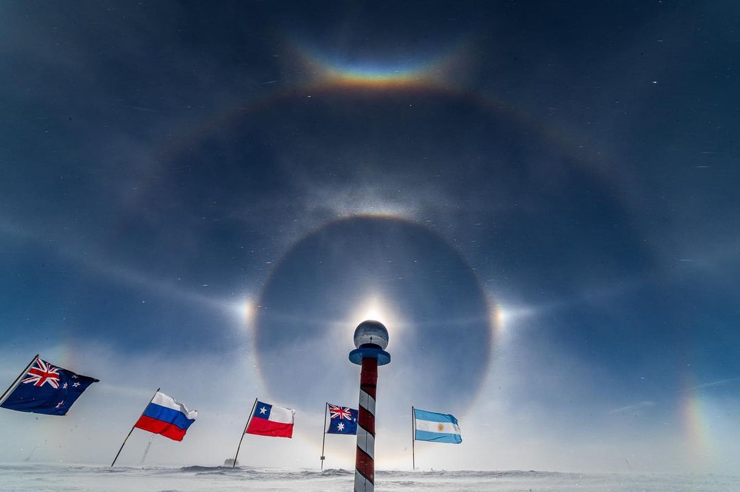 AntarcticReport's tweet photo. Impressive parhelion display observed in the South Pole air heavy with ice crystals: a double halo with sun dogs &amp; parhelic circle; upper tangent arcs &amp; Parry arc; at the top, a circumzenith arc; on both sides, hints of infralateral arcs; pic Jeff Capps https://t.co/SUXOww3Ezi