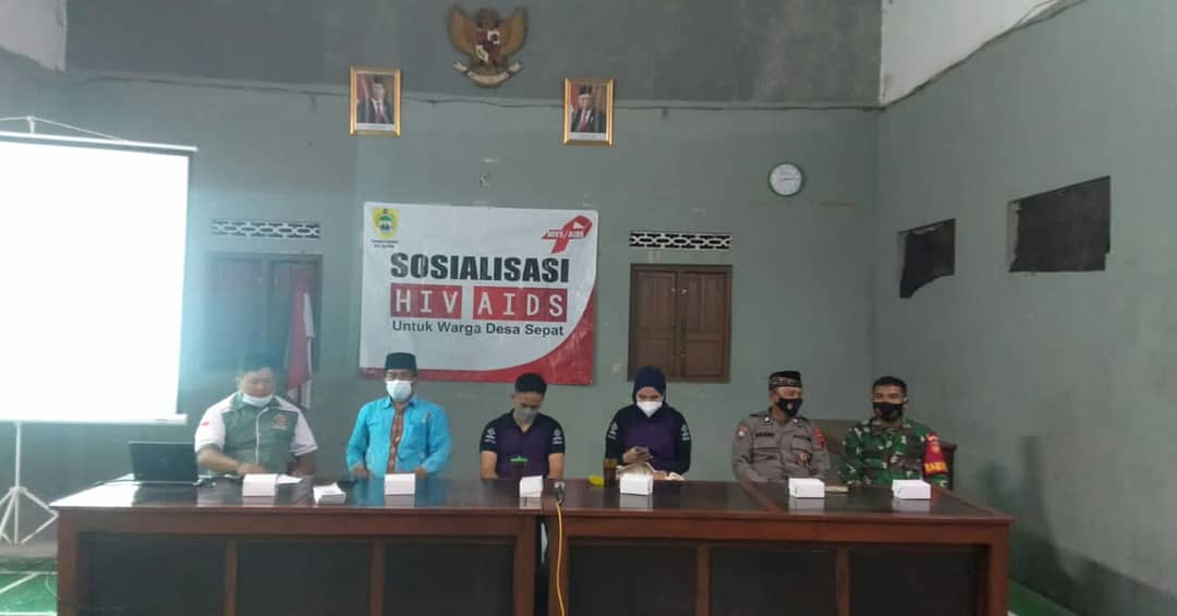 SepatPemdes's tweet photo. Agenda hari Rabu, 22 Desember 2021. Penyuluhan HIV AIDS dan Bahayanya Narkoba, narkotika, miras dll. Materi HIV AIDS di pandu oleh Dokter Lia dari RSUD Moewardi Surakarta, sedangkan materi Bahayanya Narkoba dll di paparkan oleh Bapak Sarjono selaku Kasat Binmas Polsek Masaran. https://t.co/ku5wBRIQOe