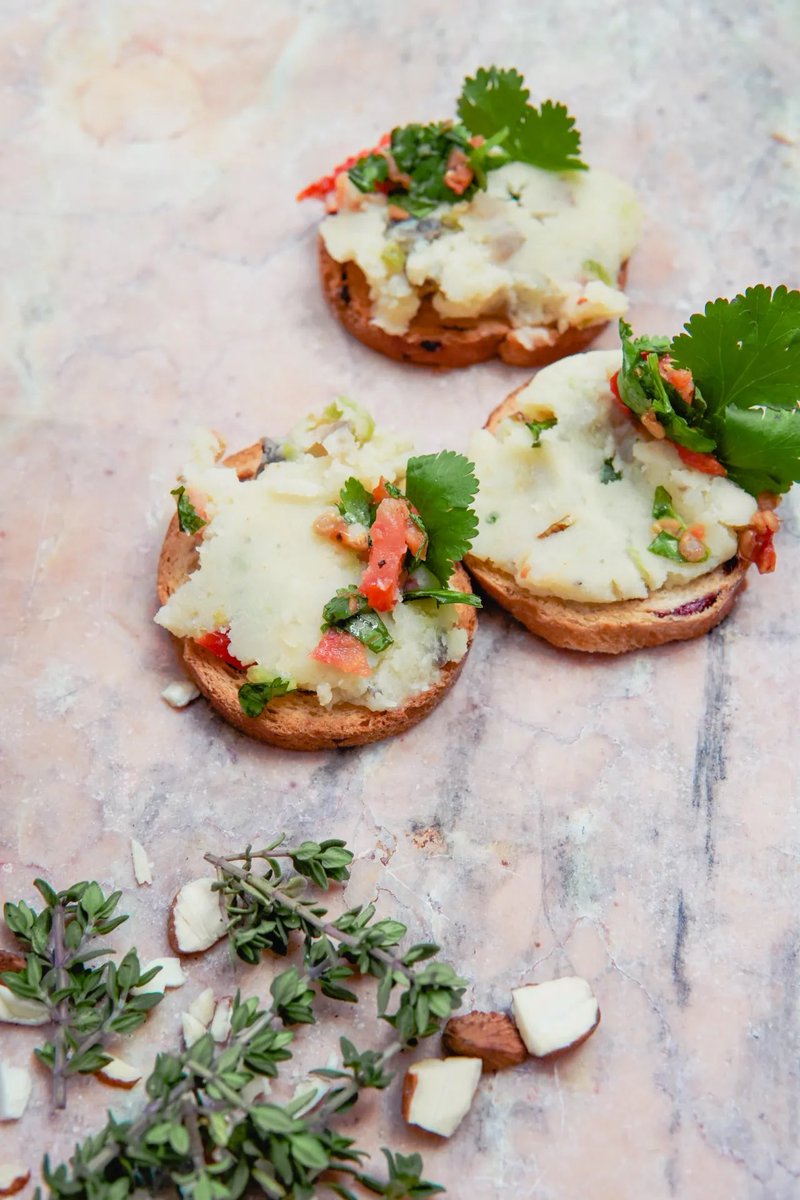 silviafooding's tweet photo. Mañana es Nochebuena! 🎄
https://t.co/a6zKI81Ecr
Esta receta es súper simple y la podéis hacer para disfrutar de la compañía sin tener que estar pendientes de que no se queme nada 😌
#havefunkeepfooding #recipe #christmasrecipe #veganchristmas #recetanavidad #navidadvegana https://t.co/AUQNkeNJpO