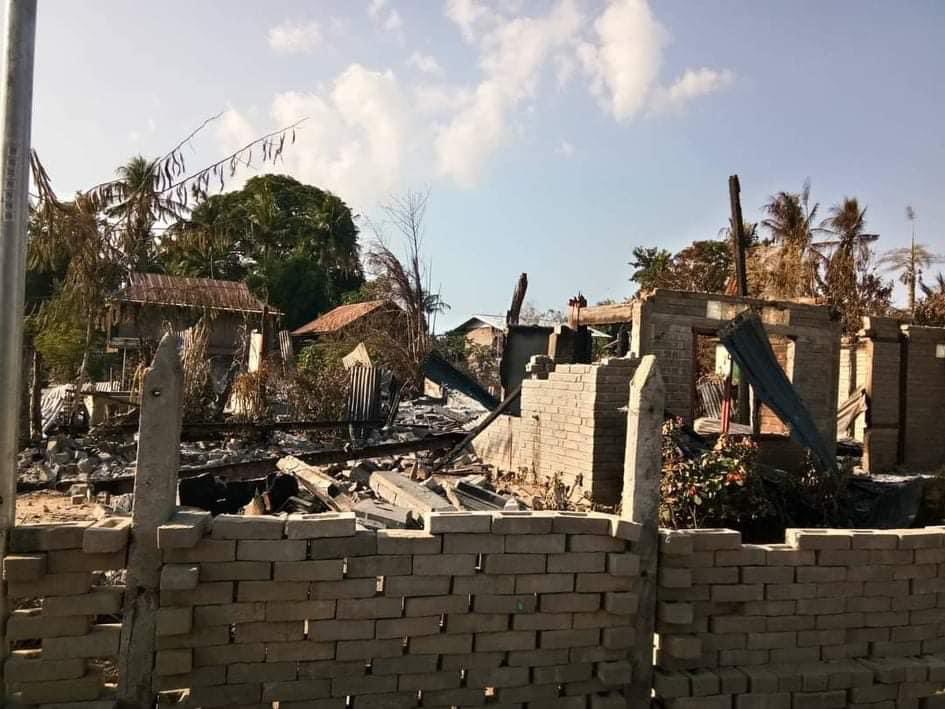 TheChindwin's tweet photo. Myanmar’s #junta has set Yae Myat Ywa village alight, destroying around 50 houses  along with many of motorcycles and cars in Ye Oo Township, #Sagaing region, on 20 December.

#WhatsHappeningInMyanmar https://t.co/FsHwe2spQ5