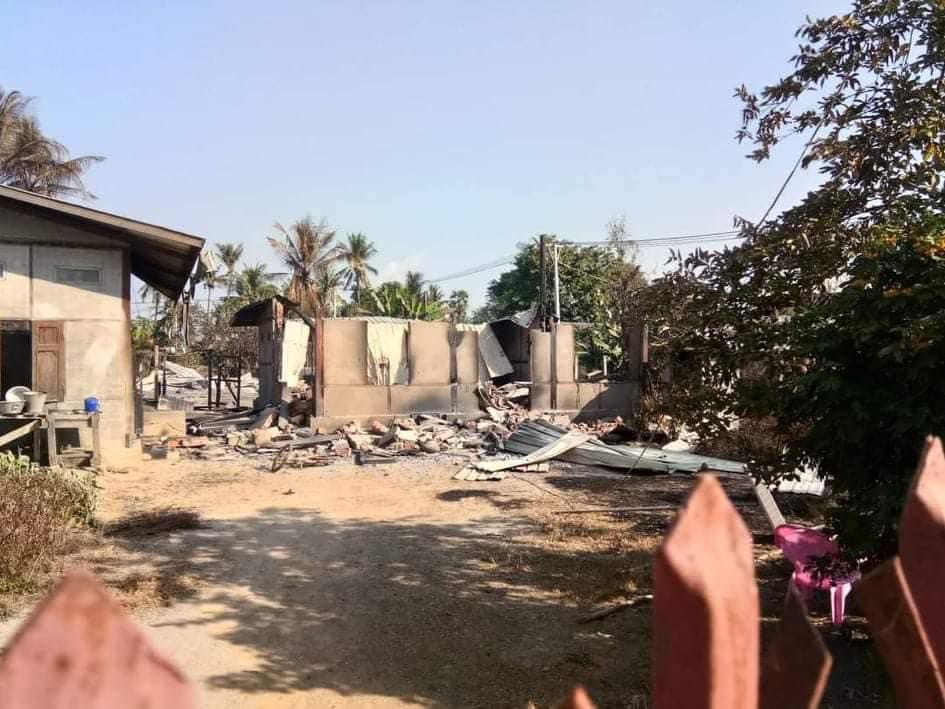 TheChindwin's tweet photo. Myanmar’s #junta has set Yae Myat Ywa village alight, destroying around 50 houses  along with many of motorcycles and cars in Ye Oo Township, #Sagaing region, on 20 December.

#WhatsHappeningInMyanmar https://t.co/FsHwe2spQ5