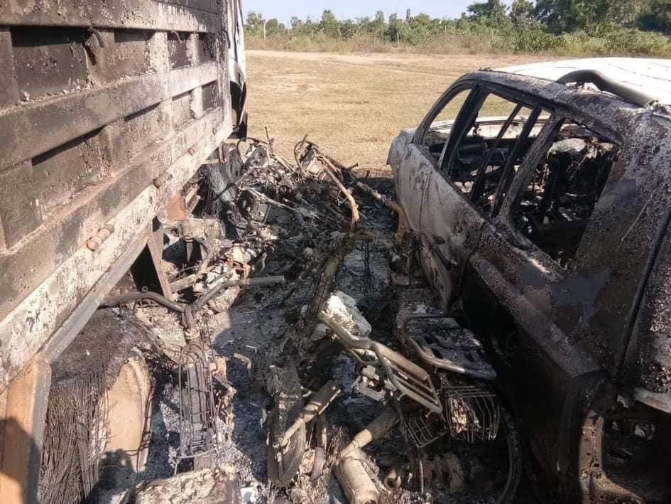 TheChindwin's tweet photo. Myanmar’s #junta has set Yae Myat Ywa village alight, destroying around 50 houses  along with many of motorcycles and cars in Ye Oo Township, #Sagaing region, on 20 December.

#WhatsHappeningInMyanmar https://t.co/FsHwe2spQ5