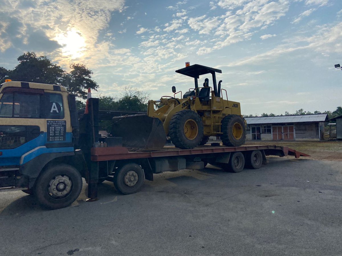 JKRJempol's tweet photo. 23122021

Team Bencana JKR Jempol telah digerakkan bagi memberi bantuan aset kepada JKR Jelebu bagi kerja-kerja membersih cerun runtuh sepanjang jalan N25 Jalan Puom-Kuala Klawang, Daerah Jelebu.

#pray4jelebu 
#JasaKepadaRakyat 
#TogetherWeDeliver 
#BersihMuafakatSejahtera https://t.co/fEHJP8B9We
