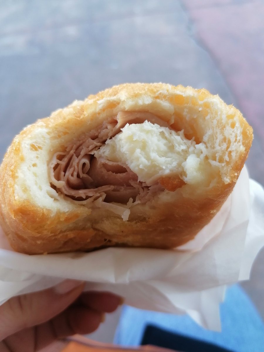 ciancianella's tweet photo. Bye bye dieta.
Benvenuta gastrite. 
#calzonefritto
#palermo
#colazione
#invacanza https://t.co/BhqLSfEdap