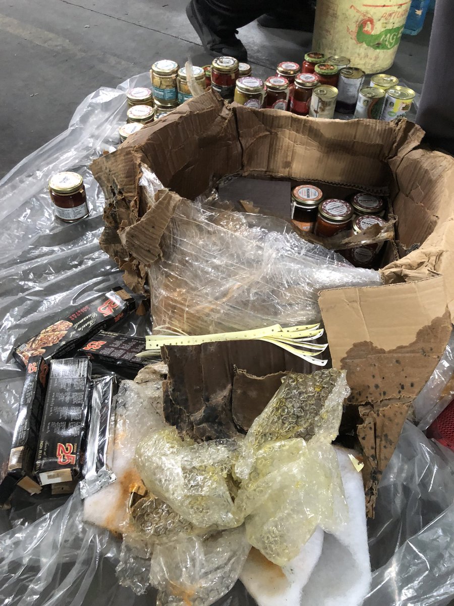 VPausada's tweet photo. @UPS fatal atención al cliente..buscáis la manera mas retorcida para no abonar lo que habéis roto😡Este es el estado en el que devuelven los paquetes…que verguenza!!! https://t.co/XKR64iAGjF