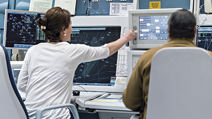 aviaciondigital's tweet photo. Como Ser Controlador Aéreo Y Cuanto Puedes Ganar. @ENAIRE ha convocado plazas para Controlador Aéreo, si estas pensando en presentarte a las oposiciones,  te recomendamos que leas nuestro Monográfico. 👉 https://t.co/LS458x5tJF https://t.co/H8vDHfzdl6