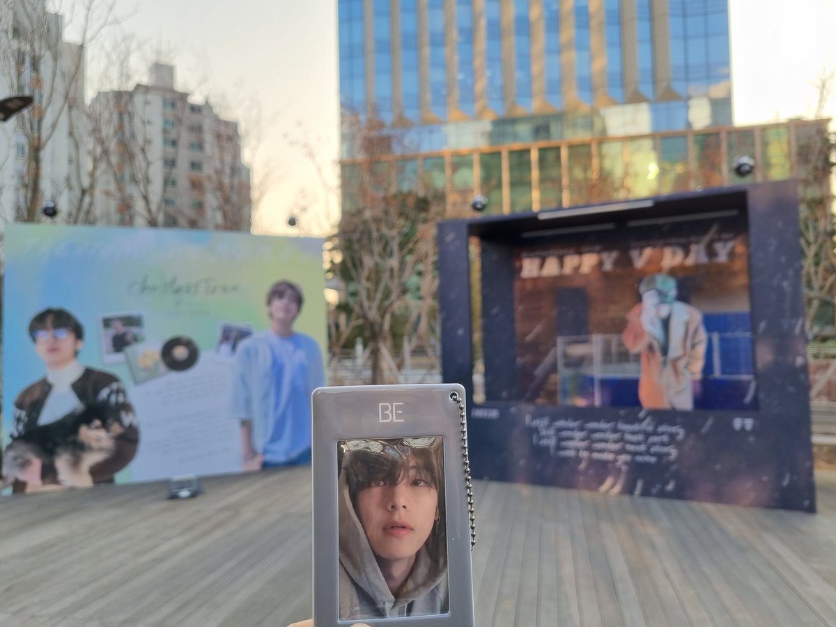 mikrokosmos0405's tweet photo. #PCOTD
호랑이 같기도 하고 곰돌이 같기도 한 이 남성의 회사 앞에서 🐯🐻💜

#태형아우리모두너를사랑해 
#태형아_27번째_생일축하해 https://t.co/U9b4lv75fy