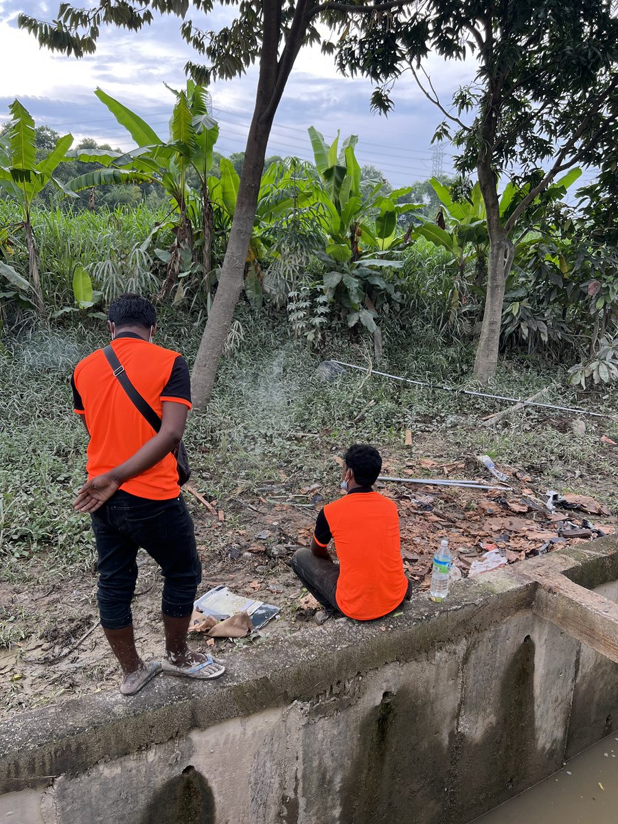 bgrtii's tweet photo. Tadi aku bersihkan Jalan Kebun Shah alam, tengok banyak warga Bangladesh datang tolong, saje tanya datang company hantar ke? dia kata takde sendiri datang dengan kawan2 mau tolong bersihkan rumah orang banjir😭, Big Thanks to all Warga yg menetap dia Malaysia kita sesama membantu https://t.co/nxAimQ8GNW