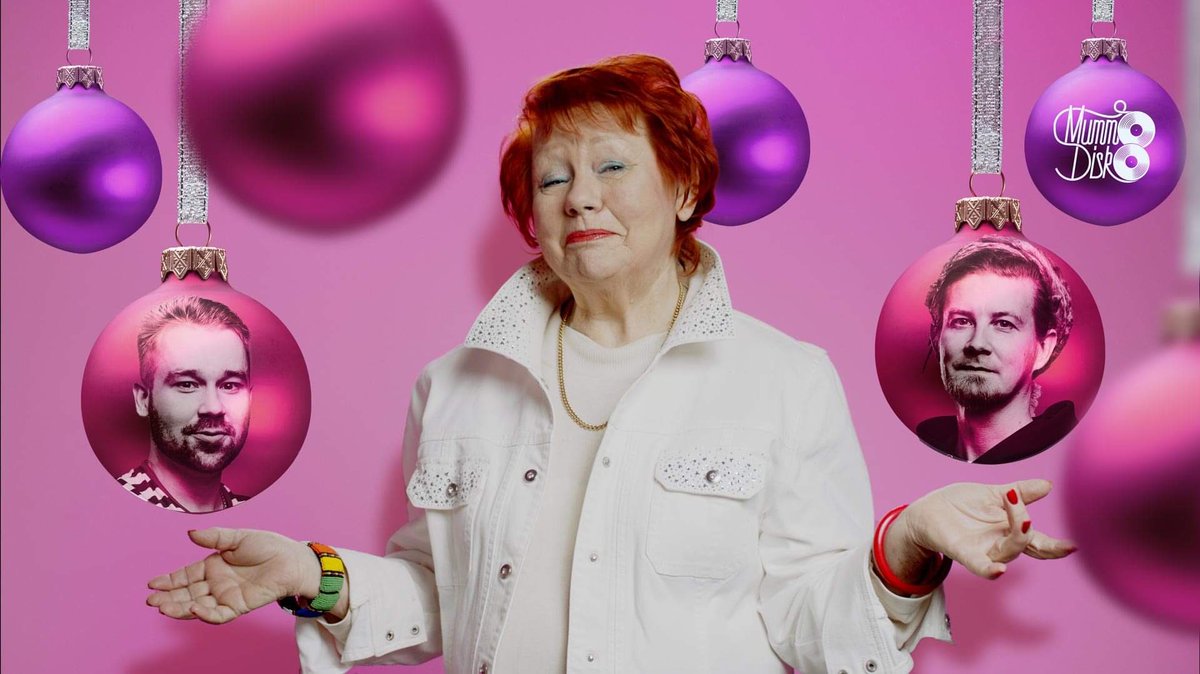 mummodisko's tweet photo. HOU!

Toivotamme teille kaikille oikein hyvää ja ennen kaikkea omannäköistänne joulua! Tehkää siitä sellainen, mikä on paras juuri teille.���🏻🎄🎁 Ensi vuonna on luvassa on jotain tuttua ja turvallista sekä jotain uutta ja ihmeellistä! 
#mummodisko #uudistuvavanhustyö #joulu https://t.co/NHEag8lIY0