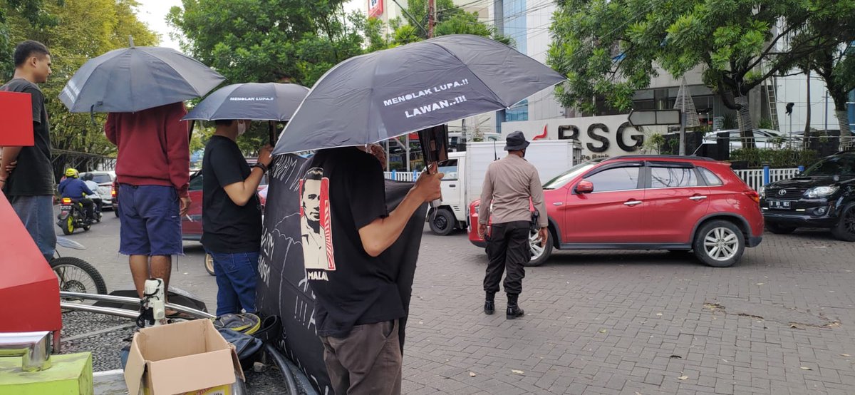 HenlyR's tweet photo. Aksi Kamisan Manado ke-29

"Menolak Lupa, Melawan Impunitas"

Hidup korban, jangan diam. Lawan!

@AksiKamisan 
@sumarsih11 https://t.co/GfGknch7ze