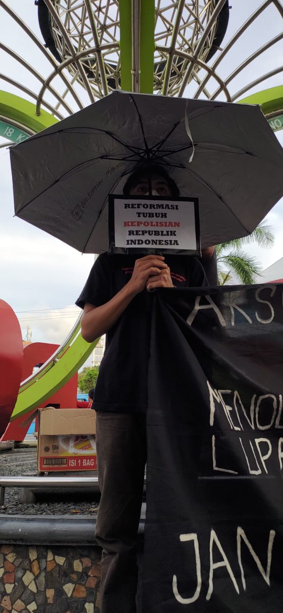 HenlyR's tweet photo. Aksi Kamisan Manado ke-29

"Menolak Lupa, Melawan Impunitas"

Hidup korban, jangan diam. Lawan!

@AksiKamisan 
@sumarsih11 https://t.co/GfGknch7ze