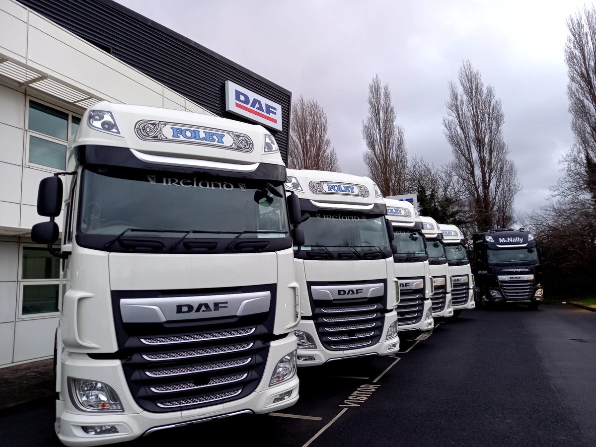 DAFIreland's tweet photo. These beauties are looking the part on a wintry morning here in Dublin, ready to make their way in to customers' fleets in 2022.

#DAF #Trucks #Trucking #Truckers https://t.co/PBZoSTNyCY