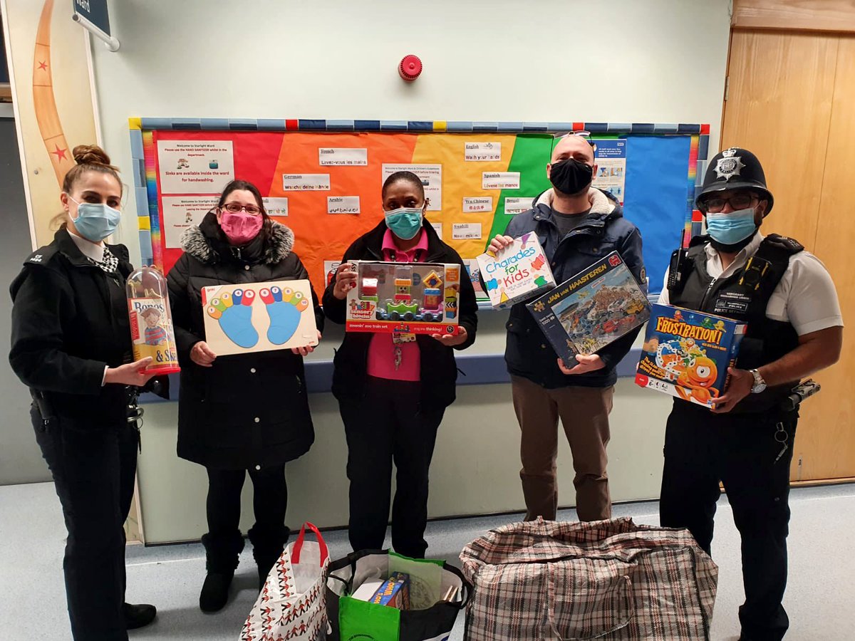 metpoliceuk's tweet photo. 🎁Our officers have been spreading Christmas cheer within their local communities!

They have delivered presents and donated food to schools and hospitals working alongside several charities in the lead up to Christmas. https://t.co/xCnhfpE6eP