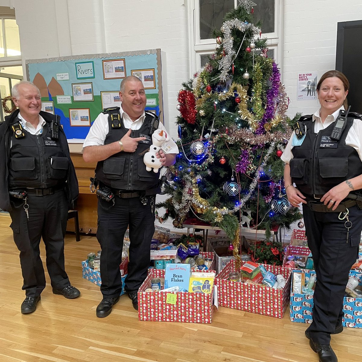 metpoliceuk's tweet photo. 🎁Our officers have been spreading Christmas cheer within their local communities!

They have delivered presents and donated food to schools and hospitals working alongside several charities in the lead up to Christmas. https://t.co/xCnhfpE6eP