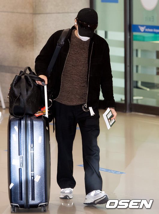 pm5_twt's tweet photo. 윤기 입국 기사사진 🐱 https://t.co/OfGrg8eL6y