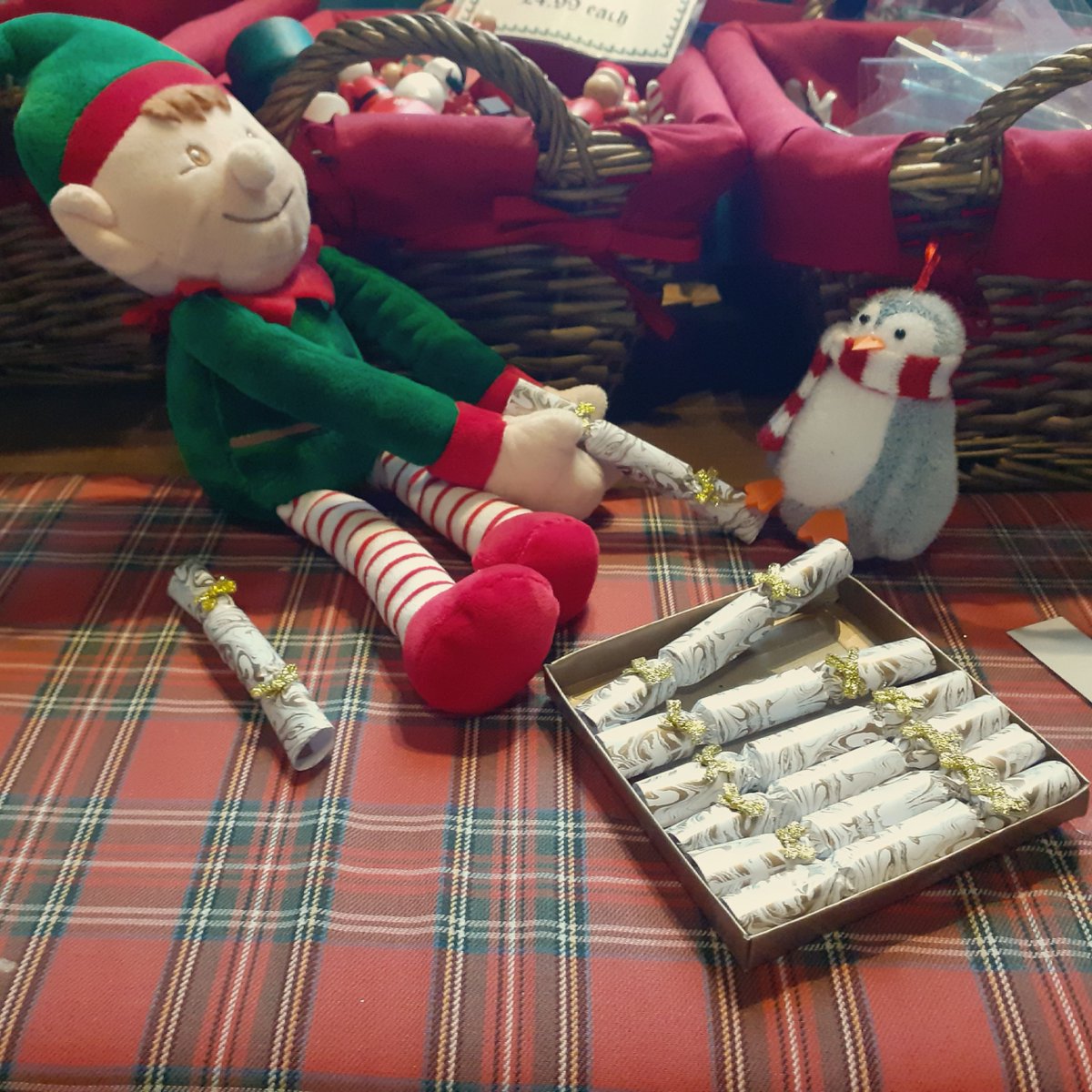 Elfred and Sammy are practising their cracker pulling. At least they are having fun!
#theoldechristmasshoppe #advent #23 #christmas #elf