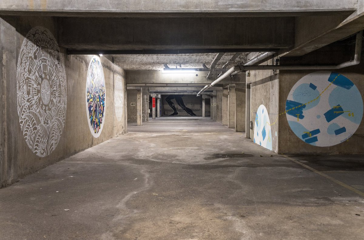VillaBelleville's tweet photo. I LA VILLA DANS LA VILLE AVEC @_RIVP_ I
Diaporama sur "52 cercles" : 1 série de fresques de #streetart réalisées au sein d’1 parking #RIVP et sous la direction art. de l’artiste #Ojan > 34 artistes, expérimentés comme jeunes débutants, ont pris part à ce beau projet collectif. https://t.co/VrHZRMia4Z