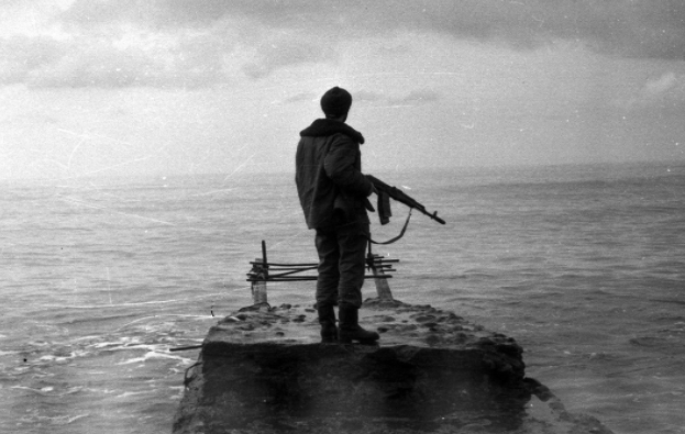 sitnikov_94's tweet photo. Грузинский солдат стоит на берегу Черного моря во время войны в Абхазии.

1992-1993
#ModernConflicts https://t.co/IbKmA7AIuB