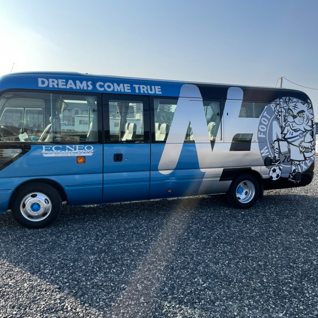 Knows2018's tweet photo. ✨嬉し恥ずかしい😳お知らせ💁
福岡県北九州市を中心に活動するFC NEO(ジュニアユースチーム)のクラブバスが一新され、Knowsのロゴも入れて頂きました。ちょっとはずかしい(*ノωノ)けど、もっとやれ!って感じで喜んでます。ありがとうございます。#FCNEO #Knows #GPS
https://t.co/uq7vclgkeN https://t.co/EYVGoREblT