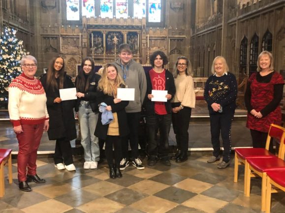 leamobs's tweet image. Snapping students focus on Christmas Tree festival - leamingtonobserver.co.uk/news/snapping-…