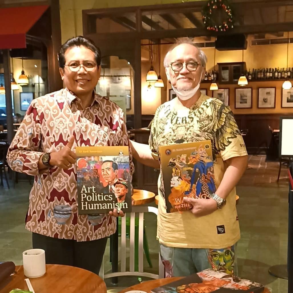 fadjroeL's tweet photo. Kok bisa ya... Saya @fadjroeL mencalonkan diri  #CapresIndependen 2014 (uji yudisial ke @officialMKRI 2009) &amp; Mas @kphardidanuwijoyo sebagai #CalonPresidenRI 2001 (Gerakan Seni Rupa Baru 1979). What a coincidence! Kami berdua meruntuhkan mitos &amp; tabu  #PresidenRI ~ #BungFADJROEL https://t.co/IdDmYpdsnt